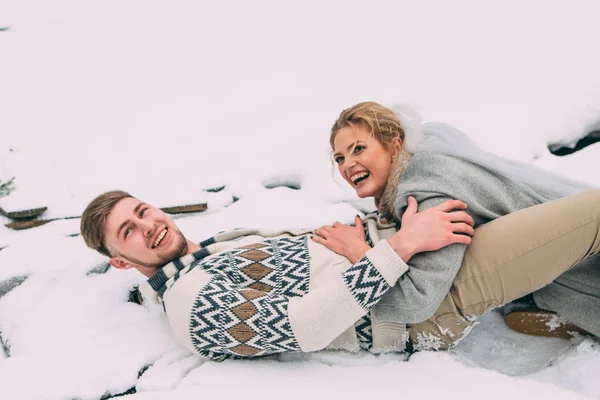 Foto de hombre y mujer feliz al aire libre en invierno — Foto de Stock