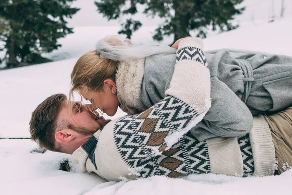 Foto de hombre y mujer feliz al aire libre en invierno — Foto de Stock