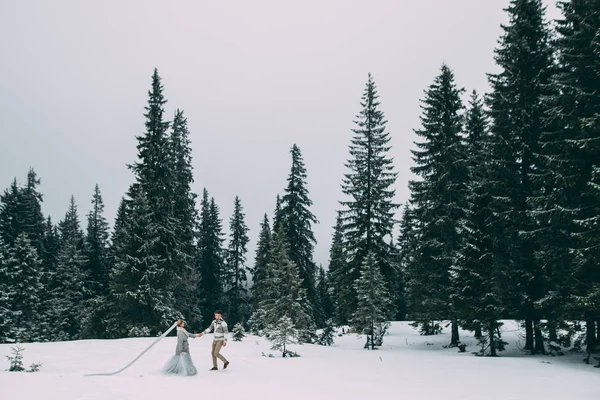 Фото счастливого мужчины и женщины на открытом воздухе зимой — стоковое фото