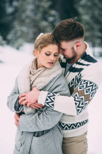 Foto de hombre y mujer feliz al aire libre en invierno — Foto de Stock