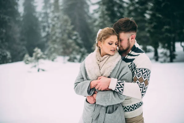 Foto de homem e mulher felizes ao ar livre no inverno — Fotografia de Stock