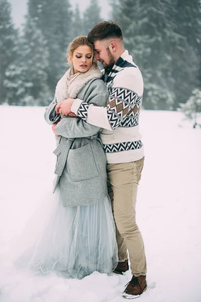 Foto de hombre y mujer feliz al aire libre en invierno —  Fotos de Stock