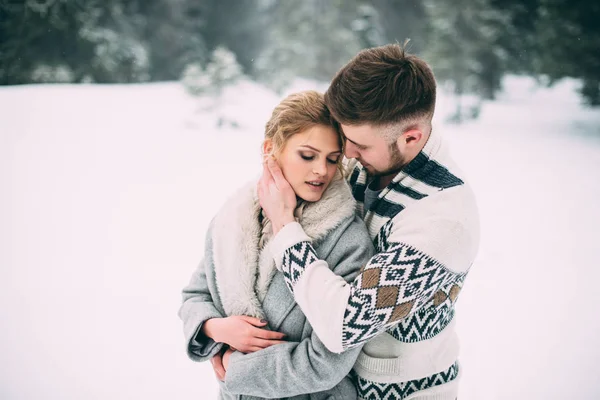Foto de homem e mulher felizes ao ar livre no inverno — Fotografia de Stock