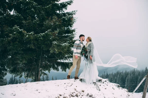 Foto van gelukkig man en vrouw buiten in de winter — Stockfoto