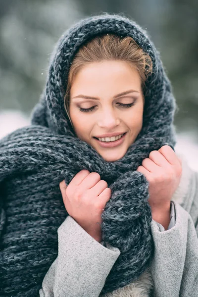 Junges und sexy blondes Mädchen mit blauem Schal im Winter — Stockfoto