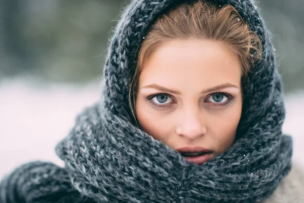 冬天穿着蓝色围巾的年轻性感金发女郎 — 图库照片