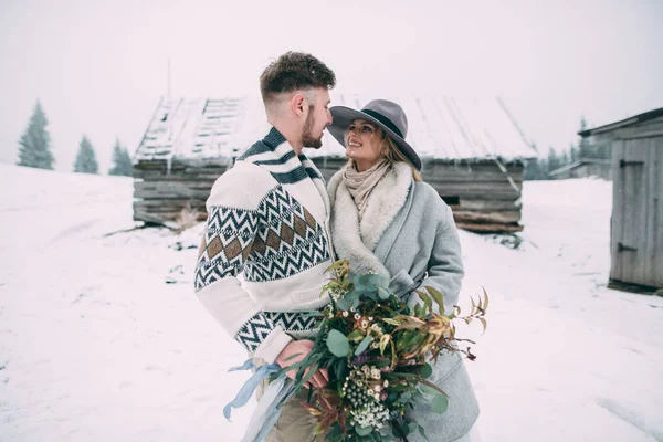 Photo de l'homme et la femme heureux en plein air en hiver — Photo