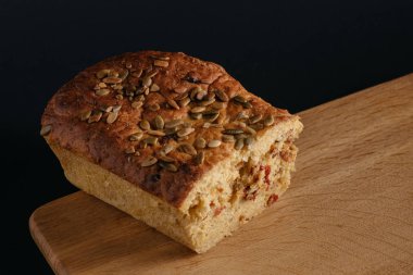 Siyah zemin ahşap bir plaka üzerinde bir kesim içinde kabak pasta