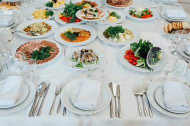 Bir etkinlik ya da düğün resepsiyonu için masa hazır.