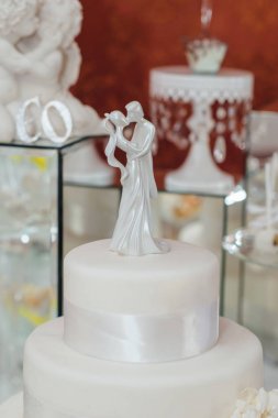 Restoran iç zemin üzerine beyaz çiçek düğün pastası