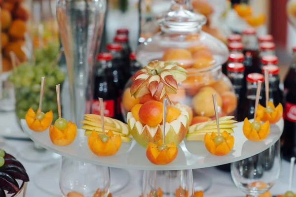 Deliciosas frutas suculentas na mesa do buffet — Fotografia de Stock