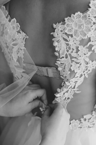 Подружки Допомагають Нареченій Одягнутися Перед Церемонією Одруження — стокове фото