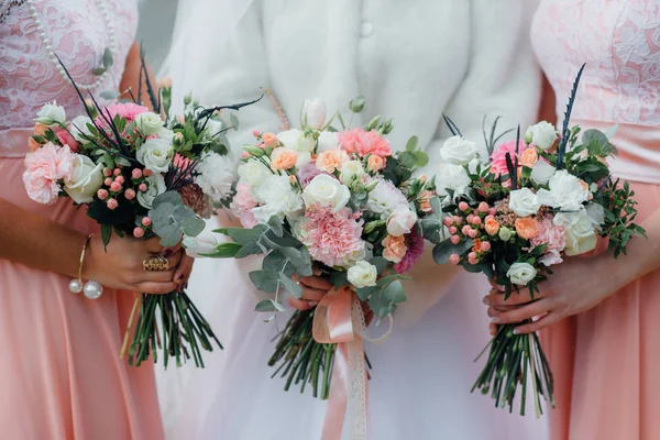 Ślub Kwiaty Parze Młodej Jej Druhny Uczta Dla Narzeczonych — Zdjęcie stockowe
