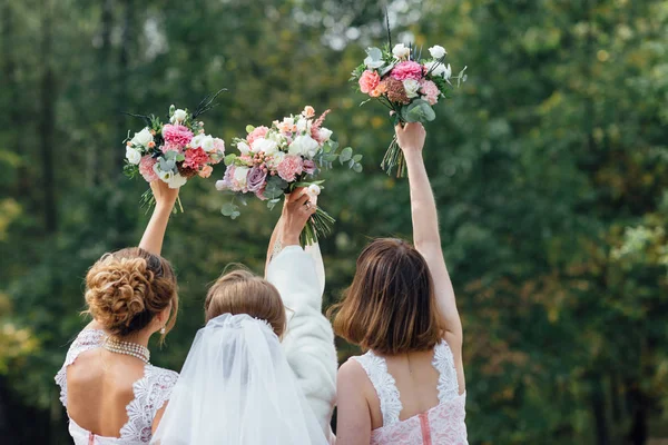 Bröllop Blommor Handen Bruden Och Hennes Tärnor Fest För Brudar — Stockfoto