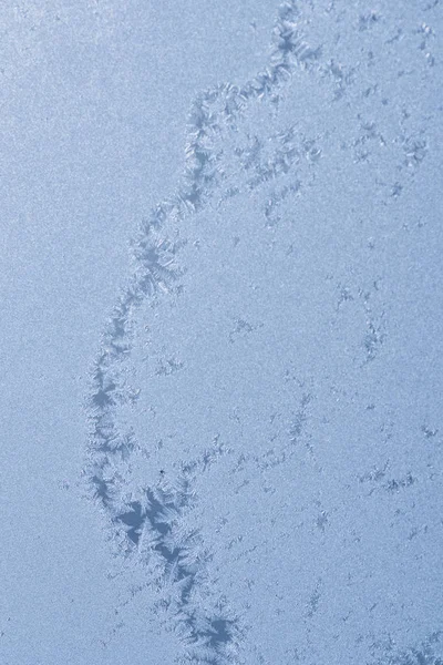 Textura de invierno. Heladas en el vidrio. Día helado Puesta de sol en el día de invierno a través de la ventana . — Foto de Stock