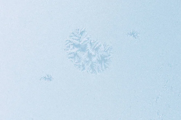 Textura de iarnă. Îngheţurile de pe sticlă. Zi înghețată Apus de soare în ziua de iarnă prin fereastră . — Fotografie, imagine de stoc