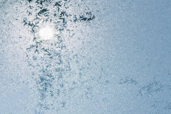 Textura de invierno. Heladas en el vidrio. Día helado Puesta de sol en el día de invierno a través de la ventana . —  Fotos de Stock