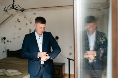 Eller yakın çekim bir ceket kadar düğmelerini. Takım elbiseli şık adam düğmeleri takılır ve dışarı çıkmak hazırlanıyor ceketini düzeltiyor.