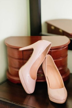 Bir çift ayakkabı bride için