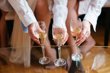 Gelin ve onun kız arkadaşı evlilik sabah kutluyoruz