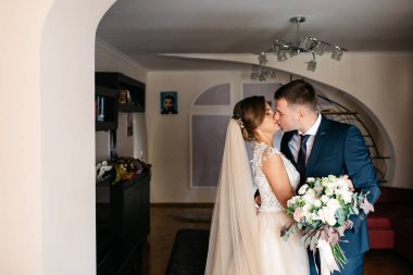 Düğün sabahı. Düğün töreninden önce gelin ve damadın ilk buluşması.