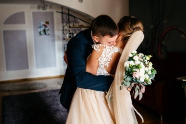 Düğün sabahı. Düğün töreninden önce gelin ve damadın ilk buluşması.