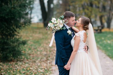 Damat ve gelin bir arada. Düğün çifti.