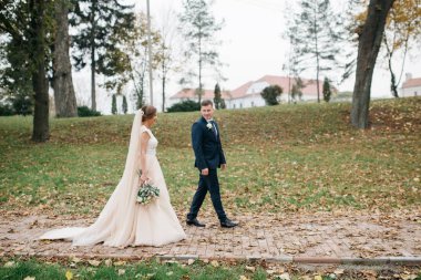 Damat ve gelin bir arada. Düğün çifti.