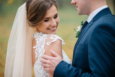 Damat ve gelin bir arada. Düğün çifti.