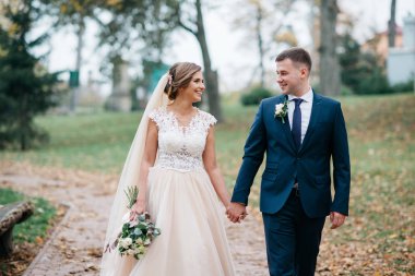 Damat ve gelin bir arada. Düğün çifti.