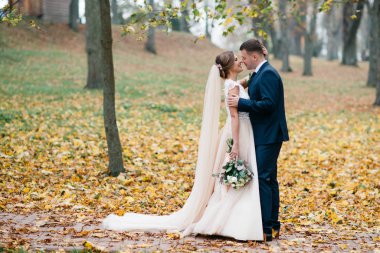 Damat ve gelin bir arada. Düğün çifti.