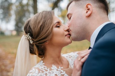 Damat ve gelin bir arada. Düğün çifti.