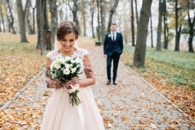 Damat ve gelin bir arada. Düğün çifti.