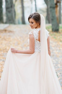 Ellerinde bir parkta açık havada düğün buket ile güzel gelin