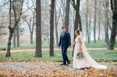 Damat ve gelin bir arada. Düğün çifti.