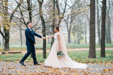 Damat ve gelin bir arada. Düğün çifti.