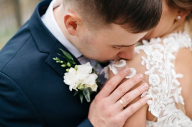 Damat ve gelin bir arada. Düğün çifti.