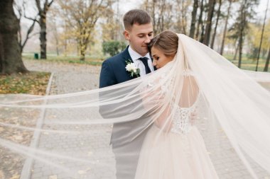 Damat ve gelin bir arada. Düğün çifti.