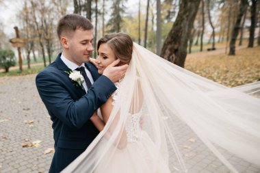 Damat ve gelin bir arada. Düğün çifti.