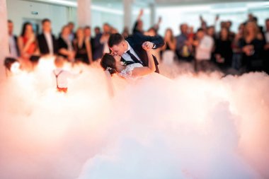 Güzel gelin ve yakışıklı Damat Düğün partide ilk dans dans.