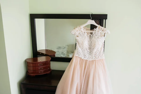 Šaty pro nevěstu, na ramínka — Stock fotografie