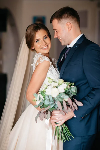 Le matin du mariage. Première rencontre des mariés dans les appartements nuptiaux avant la cérémonie de mariage — Photo