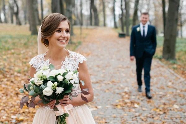 Bräutigam und Braut zusammen. Hochzeitspaar. — Stockfoto