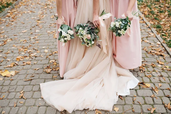 Bruiloft bloemen in de hand de bruid en haar bruidsmeisjes. — Stockfoto