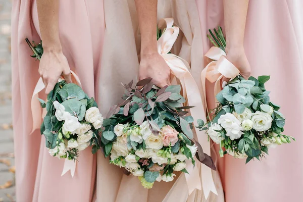 Flores de boda en la mano la novia y sus damas de honor . — Foto de Stock