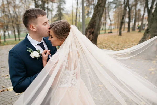 Brudgummen och bruden tillsammans. Bröllopspar. — Stockfoto