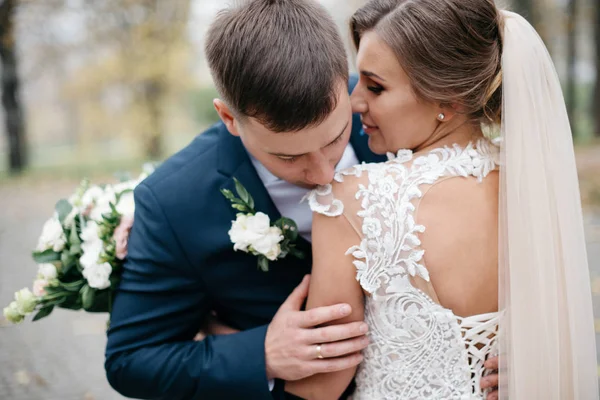 Ženich a nevěsta spolu. Svatební pár. — Stock fotografie