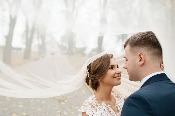 Brudgummen och bruden tillsammans. Bröllopspar. — Stockfoto