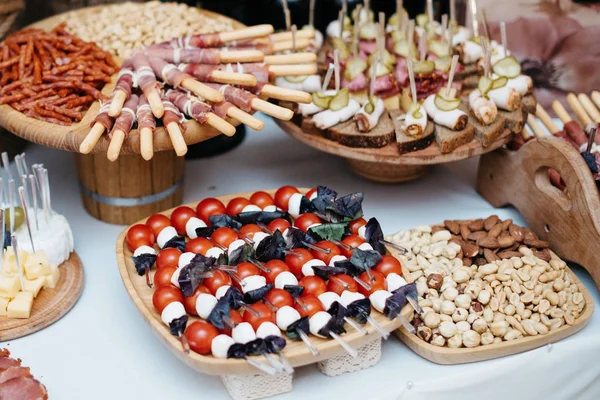 Mesa com comida, bar de tapas com cozinha espanhola, carne curada, queijo e prato com outros aperitivos da espanha, vista superior — Fotografia de Stock