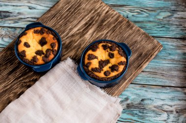 Lezzetli iştah açıcı mini cheesecakes seramik kalıp içinde ev yapımı